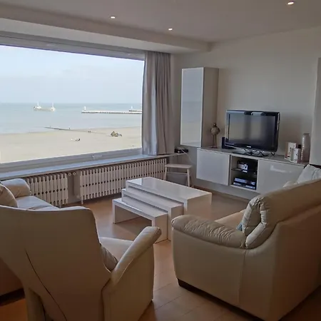 Coastal Comfort With Views, Cleaning Included * Ньивпорт